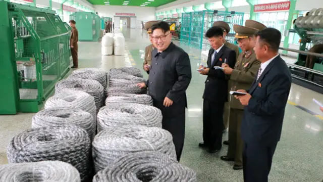 کیم جونگ اون، رهبر کره شمالی در حال دادن رهنمود در جریان بازدید از کارگاه طناب بافی - دیپلمات‌های کره شمالی قاعدتا باید از میان افراد مورد اعتماد کامل حکومت انتخاب شوند