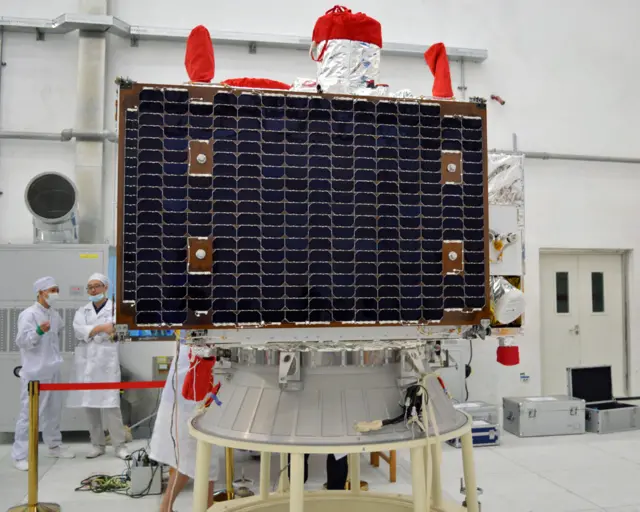 墨子號衛星在安裝星箭分離解鎖機構（新華社圖片4/8/2016）