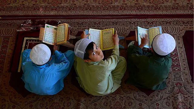 د افغانستان په ښوونځیو کې هم د زده کوونکو د وهلو دود بیخي نه دی ورک شوی، خو چارواکي وایي په ښوونځیو کې د زده کوونکو وهل ناقانونه کار دی او مخنیوی به یې کوي.