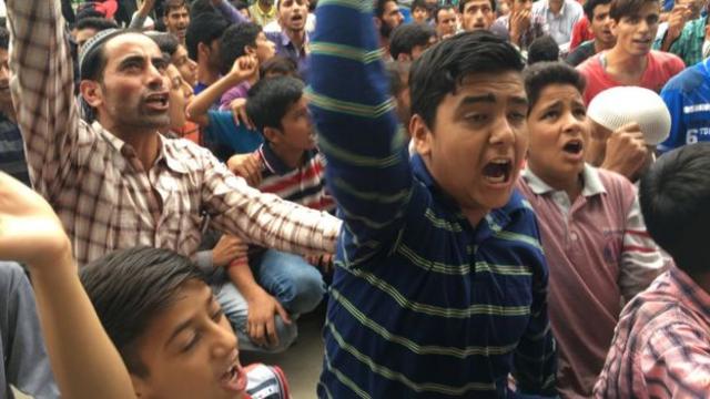 印控克什米爾的年輕人發起暴力示威。