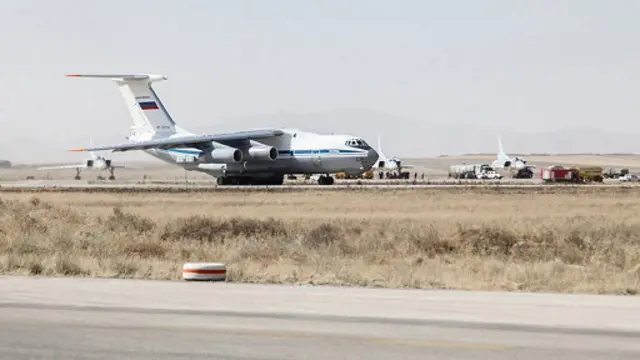 عکس هایی از هوایپمای لجستیکی روسیه و بمب افکن های این کشور منتشر شده که گفته می شود در پایگاه هوایی همدان در ایران مستقر شده اند