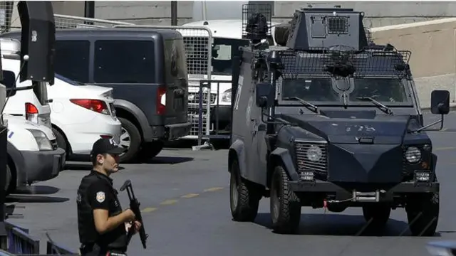 Bazar ertəsi polis 173 məhkəmə işçisi üçün İstanbulun üç məhkəmə binasında axtarışlar həyata keçirib