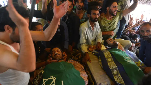 کشمیر میں اب تک ہونے والے پر تشدد مظاہروں میں تقریباً 65 لوگ ہلاک ہو چکے ہیں