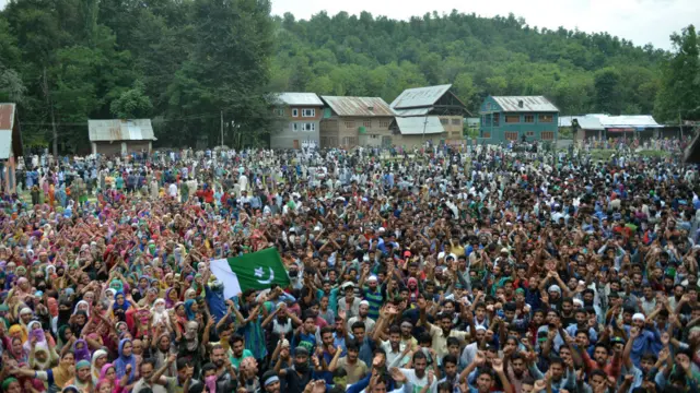 ہلاک ہونے والوں میں بچے اور خواتین بھی شامل ہیں۔ چھرّوں، گولیوں اور آنسوگیس کے گولوں سے چھ ہزار افراد زخمی ہوئے ہیں