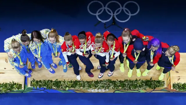 Жіноча команда з фехтування на шаблях здобула "срібло". Ольга Харлан, Аліна Комащук, Олена Кравацька, Олена Вороніна у фіналі боролись із росіянками. Поєдинок закінчився з рахунком 30:45.