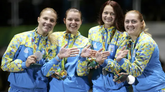 Українські шаблістки, як пишуть українські ЗМІ, присвятили свою перемогу тренеру-психологу Андрію Колосову.