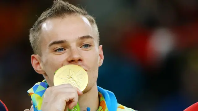 Першу золоту медаль Україні приніс гімнаст Олег Верняєв. Він ста першим у вправах на паралельних брусах.