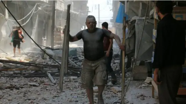 حلب که در کنترل شورشیان است هدف حملات هوایی بوده است. عکس از صحنه یک حمله در سخور در روز ۱۵ اوت