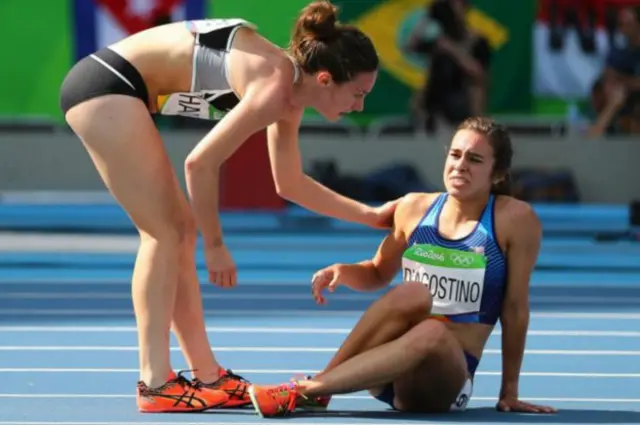 پہلے امریکی رنر نے اپنی حریف کی مدد کی پھر ان کی حریف نے ان کی مدد اور حوصلہ افزائي کی