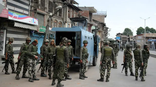گذشتہ روز بھی سرینگر میں عوام اور سکیورٹی فورسز کے درمیان جھڑپوں میں چار افراد ہلاک اور متعدد زخمی ہوگئے تھے