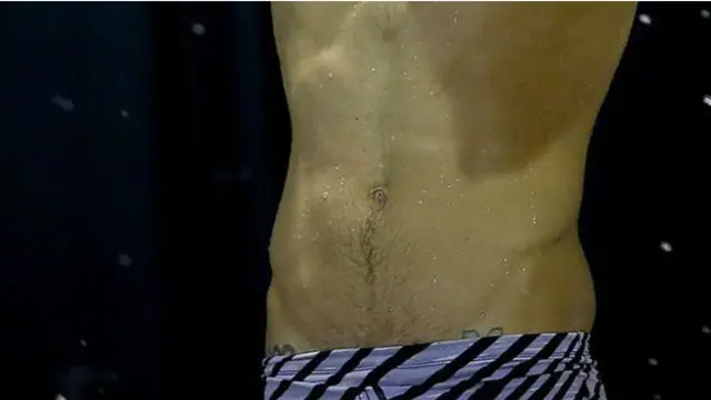 Hình xăm Olympics của Michael Phelps ở hông phải của anh