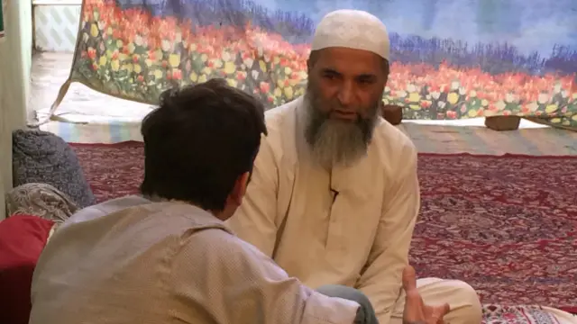 برہان کے والد مظفّر وانی کا خیال ہے کہ اگر ان کا بیٹا غلط ہوتا تو اتنی بڑی تعداد میں لوگ اس کی حمایت میں سڑکوں پر نہ نکلتے