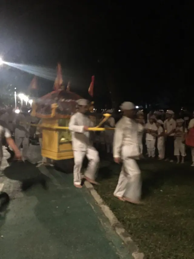 司徒法正提供的照片，可以看到冥婚中也有抬轎接新娘的儀式