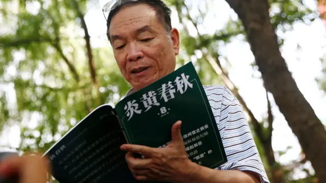 《炎黄春秋》原副总编王彦君在北京朝阳法院外拿着杂志接受采访（16/8/2016