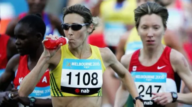 Напої, які п'ють спортсмени під час марафону, містять необхідний для них набір поживних речовин