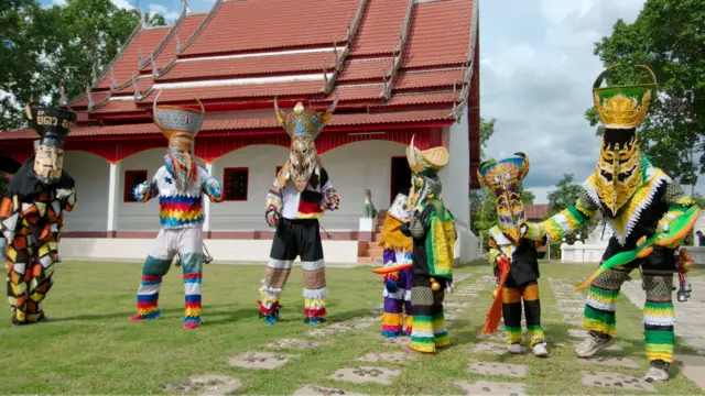 Tại Thái Lan, các vũ công mặc quần áo và đeo mặt nạ đóng giả làm âm hồn trong lễ Rằm tháng Bảy.