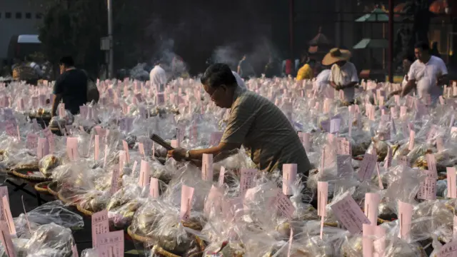 Người đàn ông Indonesia gốc Trung đang chuẩn bị thức ăn làm đồ cúng cho tổ tiên của mình trong lễ Vu Lan tại Medan, thủ phủ của Bắc Sumatra, Indonesia.