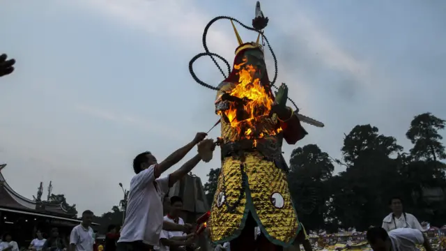 Họ đốt tượng Diêm Vương để bày tỏ lòng thành với tổ tiên của mình.
