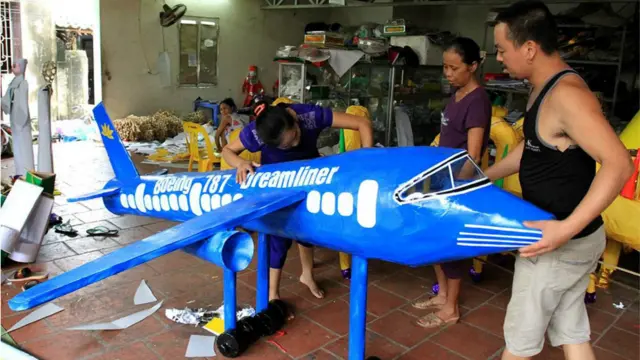 Thậm chí có người cúng cả máy bay.