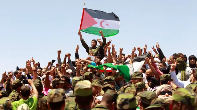 صحراويون يشيعون زعيم بوليساريو السابق محمد عبدالعزيز في تندوف بالجزائر في حزيران / يونيو الماضي