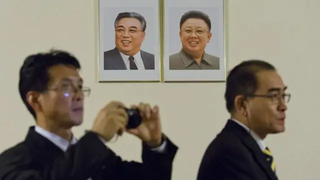 太勇浩(右)在目前叛逃的朝鮮外交官中屬於最高級別