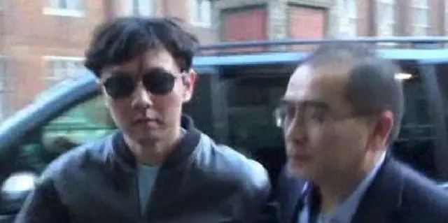 这段录像显示,金正哲(左)突然出现在伦敦皇家阿尔伯特音乐厅。