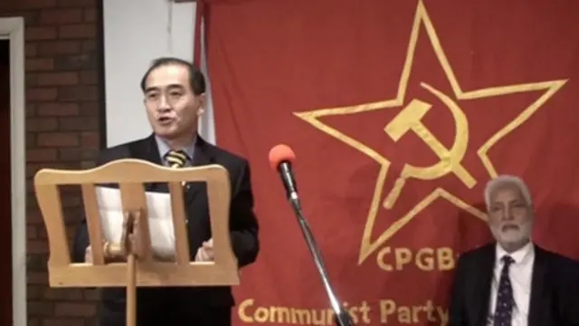 تائی هنگام سخنرانی در نشست حزب کمونیست بریتانیا - یکی از وظایف او، ارائه تصویر مثبتی از کره‌شمالی بوده است.