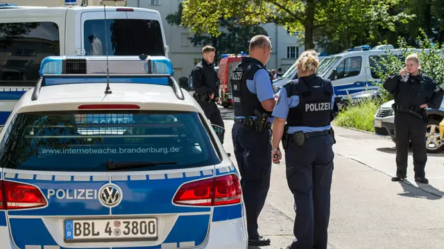 فتشت الشرطة الشقة التي يقيم فيها المعتقل