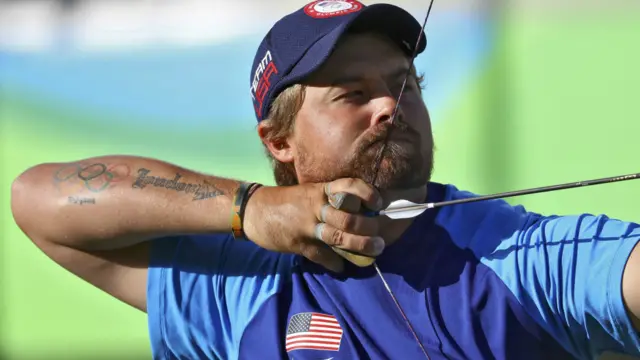 Пов’язані з Олімпіадою тату, здається, особливо популярні серед плавців. Однак їх помітили і в інших спортсменів на Ріо. Американський лучник Брейді Еллісон має на правій руці татуювання, присвячені іграм у Пекіні та Лондоні.