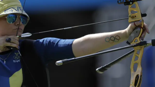 Ось таке тату на лівій руці в лучниці Крістіне Б'єрендаль із Швеції.