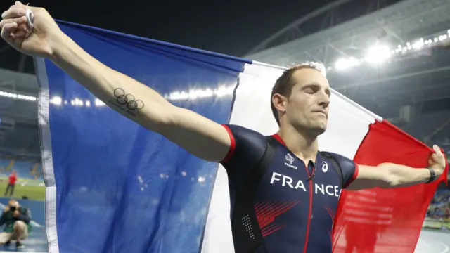 Французький легкоатлет Рено Лавіллені – виграв у стрибках з жердиною "срібло" у Ріо та "золото" у Лондоні, про що є згадка на його правій руці.