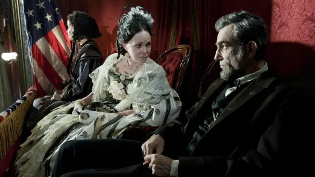 يتبنى فيلم "لنكِن" لستيفن سبيلبرغ رؤيةً ملؤها التقدير والتبجيل للرئيس السادس عشر للولايات المتحدة، مثله مثل العديد من أفلام هوليوود الأخرى التي تناولت نفس الموضوع وتعود إلى العقد الثاني من القرن العشرين.