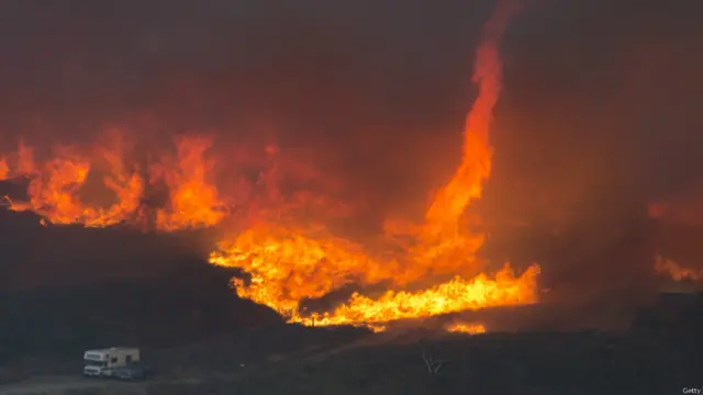 由于高温干燥,南加州圣伯纳丁诺县卡洪隘道爆发山火,山火迅速蔓延