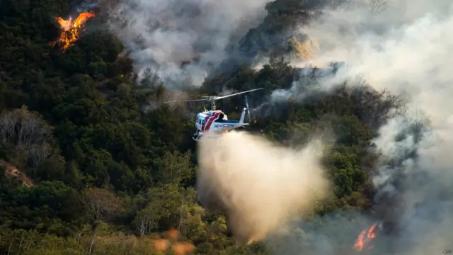 当局无法说清楚到底有多少住宅被山火摧毁,但一些居民担心,被摧毁的民宅数以百计。