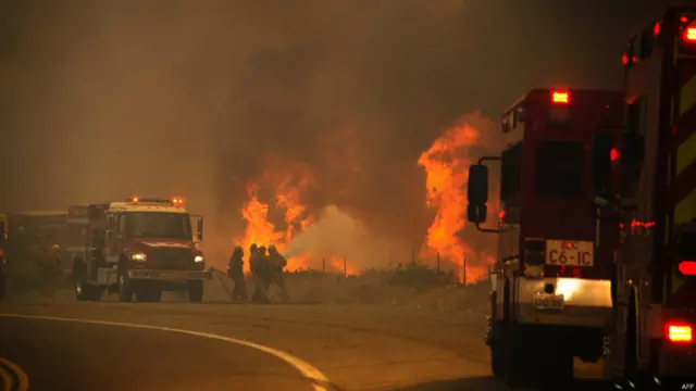 尽管当局派出1,300名消防员奋力灭火,但火势依然扩大并失控。