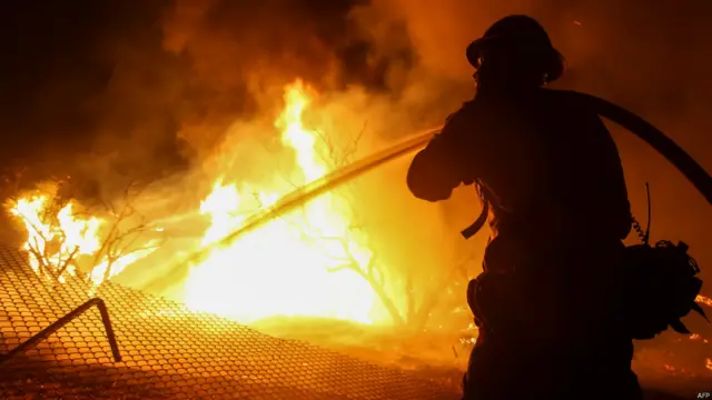 参与灭火的当地消防队员表示,这是他们所见过的近来最猛烈的山火。