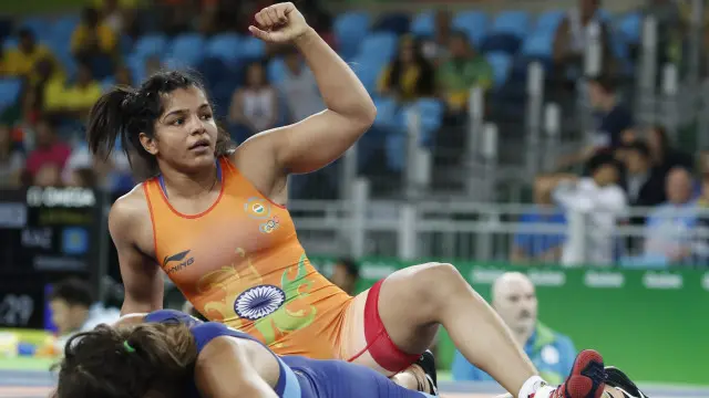 Sakshi Malik thắng trước đối thủ người Kyrgyztan, sau khi bị dẫn trước tới năm điểm trắng