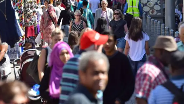 سفید فام لوگوں کے مقابلے میں نسلی اقلیت کے زیادہ لوگ غربت کا شکار رہتے ہیں, طاقت اور بڑے عہدوں، جیسے ججز اور پولیس سربراہ وغیرہ کے عہدوں، پر نسلی اقلیت کے لوگوں کی نمائندگی بہت کم ہے