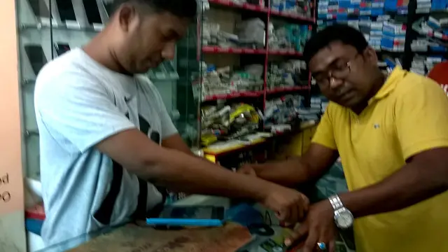 ঢাকায় খুচরা সিম বিক্রেতার দোকানে গ্রাহকের আঙ্গুলের ছাপ নেয়া হচ্ছে।