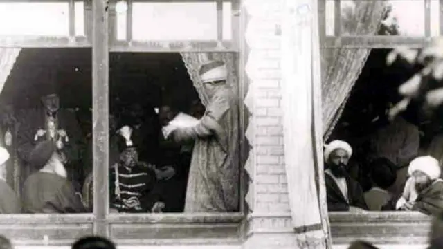 مشروطه ثمره باطنی‌گری با همه فرض‌های سه‌گانه‌اش بود: فهم کامل کتاب ممکن نیست. تاسیس حکومت عدل ممکن نیست. انسان کامل غایب است و ظهور آن هم‌اکنون ممکن نیست. پس: باید به عقل جمعی تن داد.