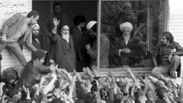 جریان‌های "سیاسی مذهبی" ناچار از تعیین تکلیف نهایی با خمینی‌اند. آنها یا همچنان از باطنی‌گری خروج می‌کنند تا راه برای استبداد مذهبی باز شود و یا با بازگشت به دامن باطنی‌گری، مسیر سیاست را از مسیر مذهب جدا خواهند کرد.