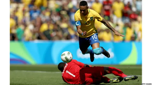 د فوټبال سياليو په نيمه پایلوبه کې برازيل هنډورس ته شپږ صفر ماته ورکړه او پایلوبې ته يې ځان ورساوه چې هلته به بيا له جرمني سره سيالي کوي. د برازيل له خوا نيمار په ۱۴ ثانيو کې ګول وکړ.
