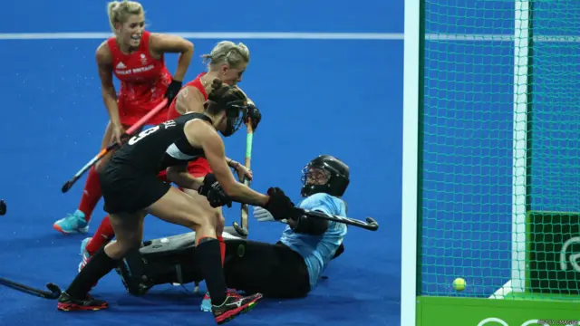 د ښځينه وو هاکي سياليو کې د بريتانيا لوبډلې نيوزيلنډ ته په نيمه پايلوبه کې درې صفر ماته ورکړه او د لومړي ځل لپاره يې پايلوبې ته لار وموندله.