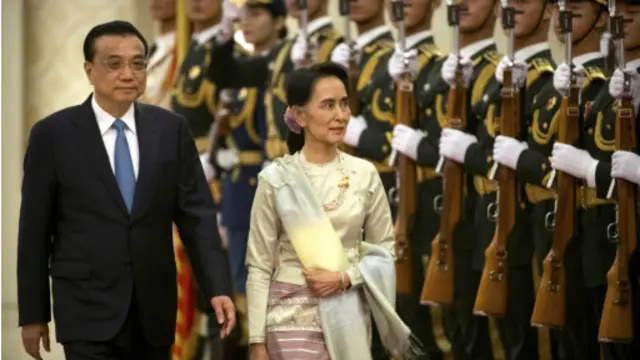 中國總理李克強主持儀式歡迎昂山素季訪華，有報道稱她享受了僅次於普京的待遇
