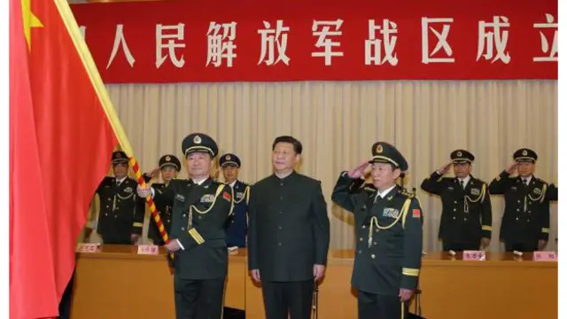 北部战区陆军司令员李桥铭(左)善于表达“忧患意识”，有评论说他是个“敢于亮剑”的将军。