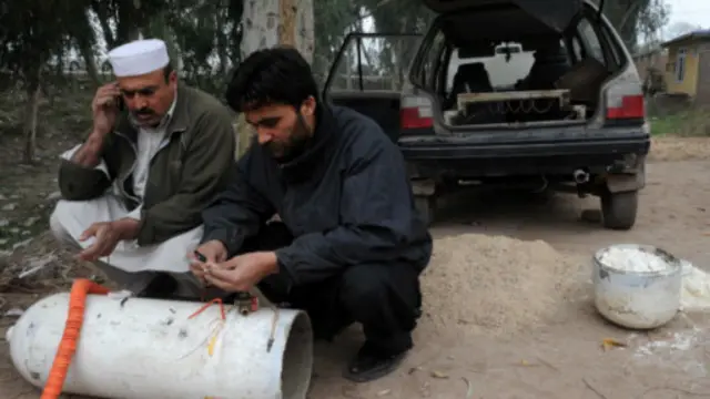 پشاور میں بم سکواڈ کی جانب سے ناکارہ بنایا جانے والا بارودی مواد