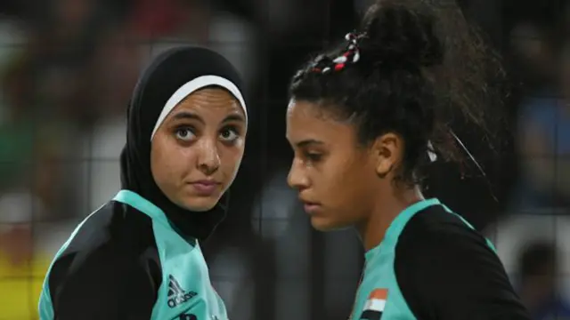 মিশরের ভলিবল খেলোয়াড় দোয়া এলঘোব্যাশি ও নাদা মেওয়াদ।