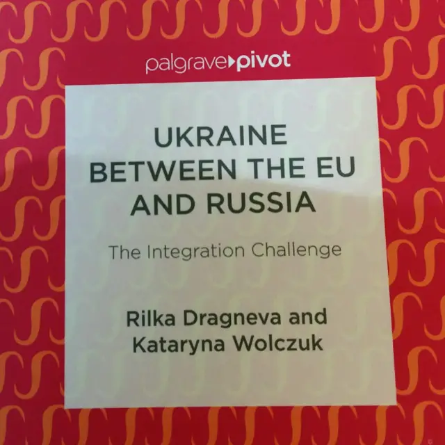 Название книги Рильки Драгневой и Катарины Вольчук "Украина между ЕС и Россией. Вызов интеграции"