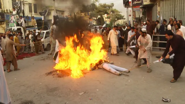 مظاہرے کے شرکا سے خطاب کرتے ہوئے ان جماعتوں کے رہنماؤں اور کارکنوں نے نریندر مودی کے بیان کی مذمت کی