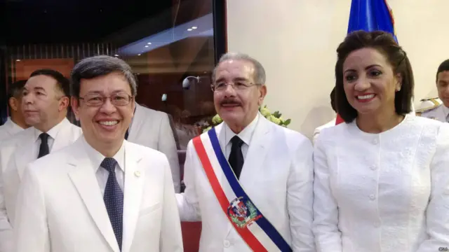 穿着白色西装的台湾副总统陈建仁于当地时间8月16日上午出席多米尼加总统就职典礼。